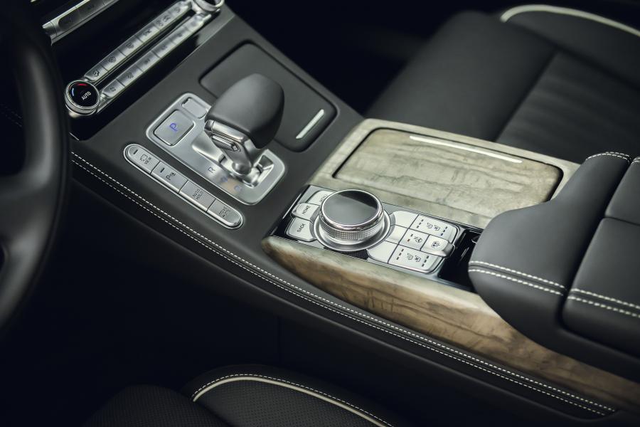 Детали интерьера Genesis G90 2019 года  (NA) (фото 26 из 48)